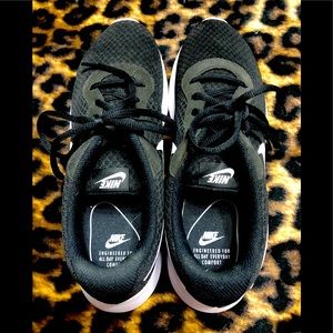 Ladies Black on White Nike Tanjun